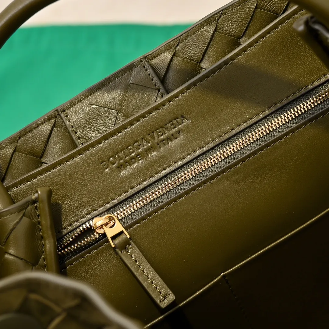 Batch 2360 BV new Andiamo is shipped‼ ️Really popular🔥The new Andiamo woven handbag launched by Bottega Veneta this season is really popular all over the world! ! Celebrities at home and abroad have worn it, and Oscar-winning actress Michelle Yeoh has taken it out on the street. Song Jia, Trai Yara, Yu Feihong, Sanji Ayaka, Rosie Hunting-Whiteley, Yoshioka Riho, etc. have all picked up this bag. It is classic and versatile, showing off its temperament, and the bag capacity is also large, which is very convenient for daily commuting! ! A variety of carrying methods, the shoulder straps can be adjusted by yourself, the original lambskin feels soft and delicate, and the unisex style breaks gender boundaries and brings a more practical and longer-lasting use experience. Andiamo, which has both elegant and casual styles, perfectly interprets the true appearance of "fashionable old money style". Style number: 8463 Size: 32*24*12